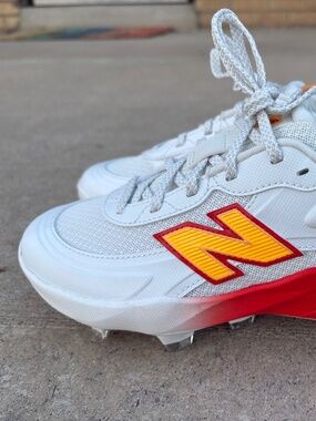 NWOT - New Balance Velo V5 Baseball Cleat Size 6 Men / 7.5 Women White / Red
